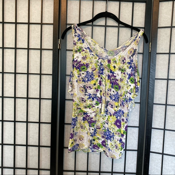 Stylish Sleeveless Tops Bundle – Women’s Ruffle, Floral, Blouses Size Small - Picture 7 of 14